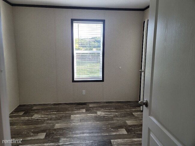 Building Photo - 3 br, 2 bath Mobile Home - 121 W 15th St