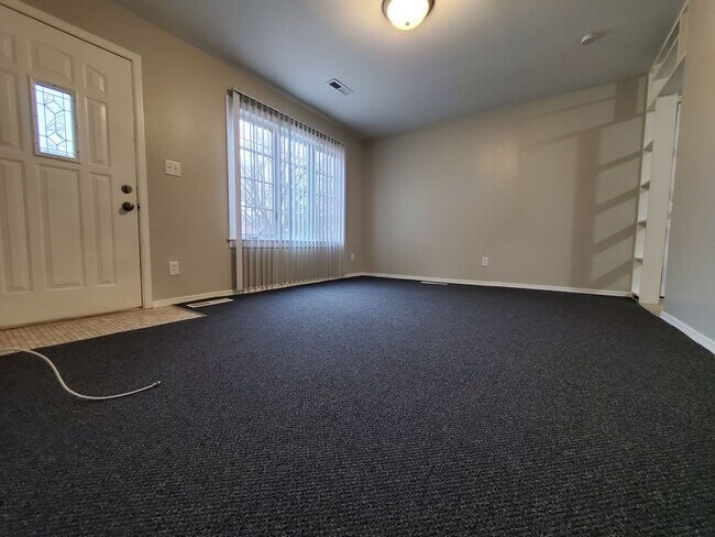 Building Photo - 3 Bed 1 Bath Home