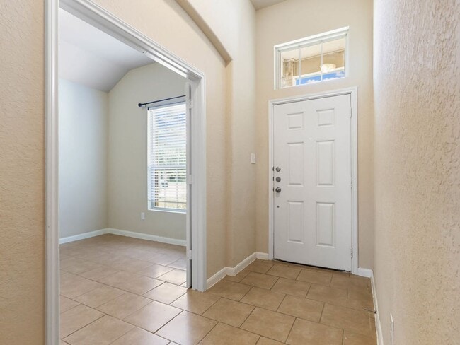 Foto del edificio - Charming Home Awaits: Spacious & Modern Li...