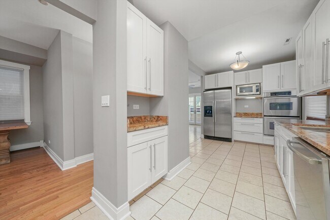 Foto del edificio - 2035 W Dickens Ave