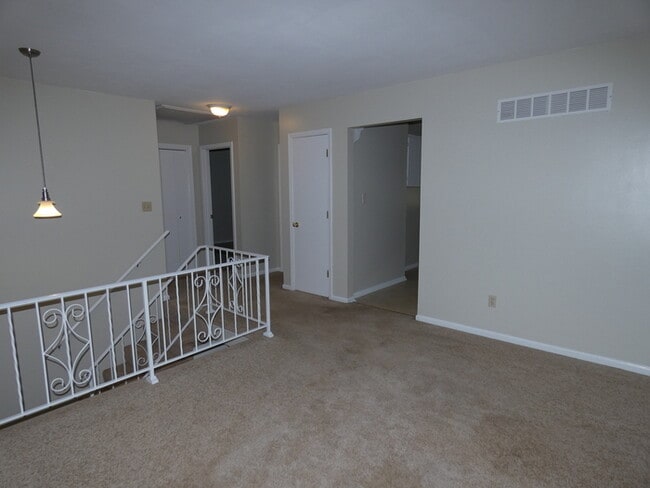 Building Photo - Beautiful Updated Town Home!