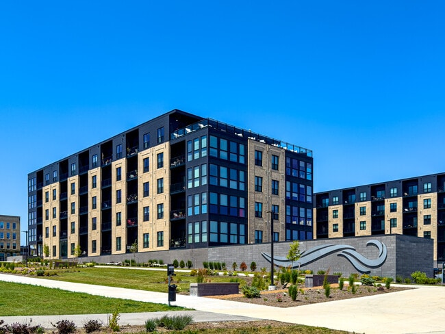 Building Photo - Breakwater 233