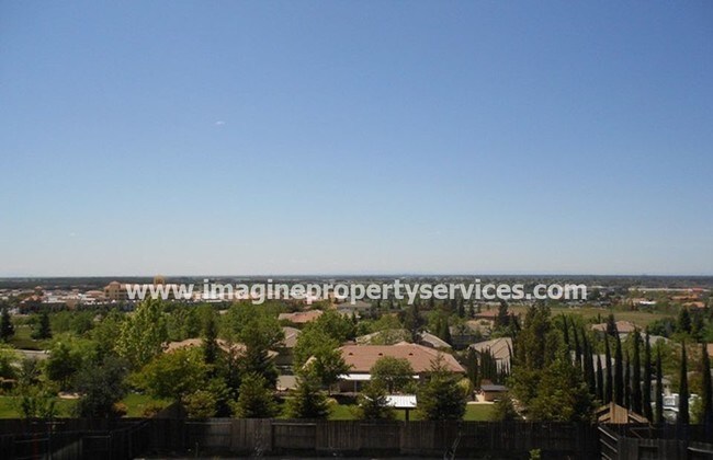 Foto del edificio - Beautiful 5 beds 3 baths 3000 sqft in Folsom