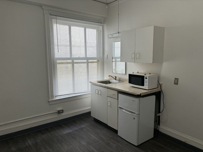 Building Photo - Helen Swindells Apartments