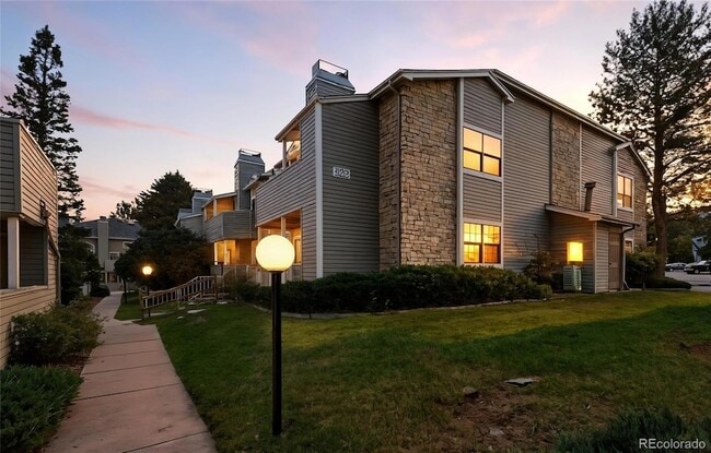 Building Photo - 922 S Walden St