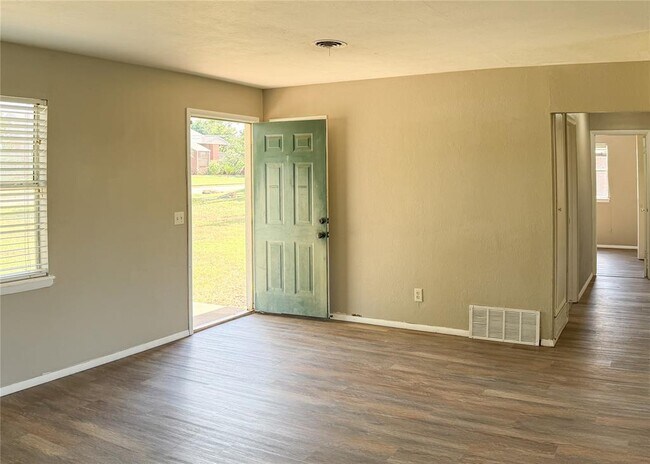 Foto del edificio - 817 S Kelly Ave