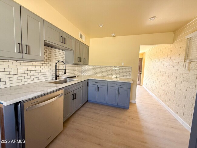 Foto del edificio - 1312 W 5th St