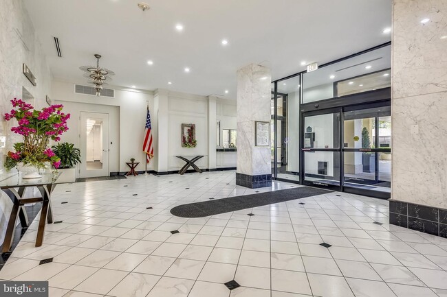 Building Photo - 400 Madison St