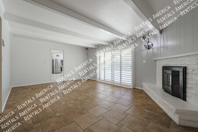Building Photo - Excellent 4 Bedrm w/ Pool & Landscape Srvc...