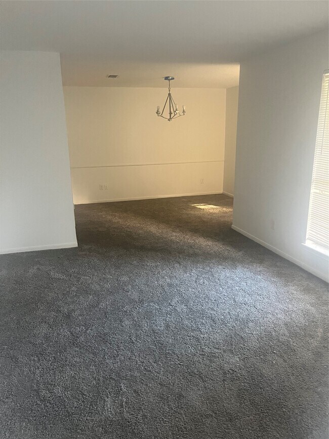 Building Photo - 7015 Maple Fox Dr