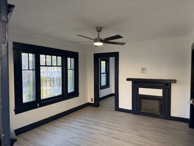 Foto del edificio - 2113 1/2 Aaron St