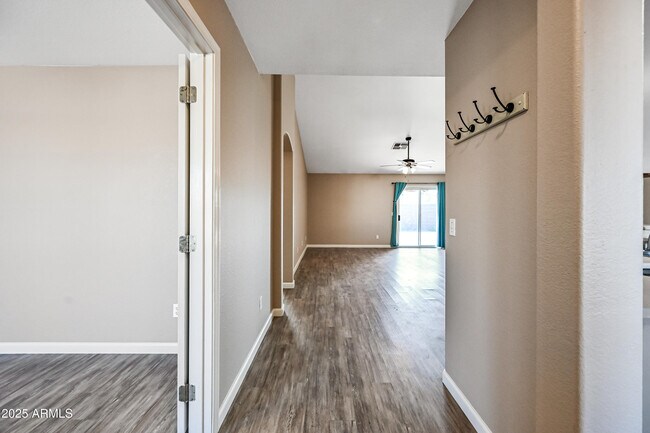 Building Photo - 757 E Wildhorse Dr