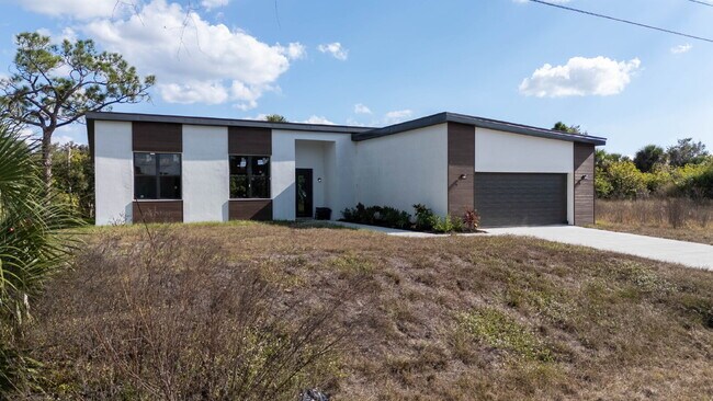 Foto del edificio - Brand New 3 Bedroom Canal Front Home for Rent in North Port