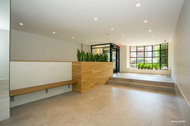 Foto del edificio - 495 E 7th St