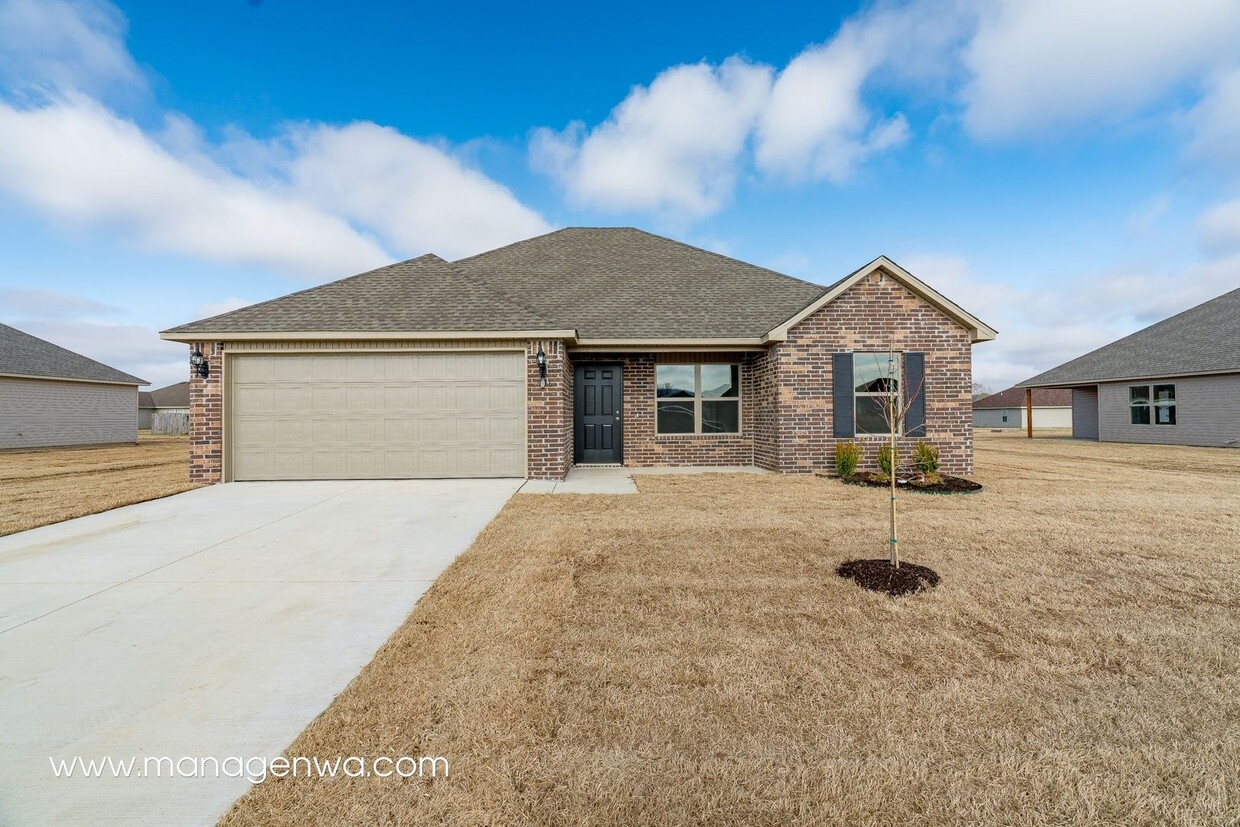 Foto principal - Cozy 4 Bedroom Elkins Home! Lots of upgrad...