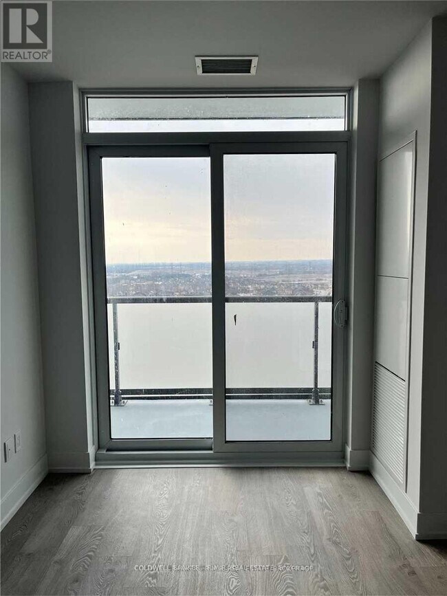 Photo du bâtiment - 2550-2550 Simcoe St N