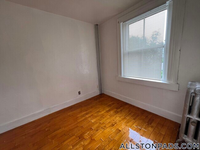 Building Photo - 4 Adella Pl