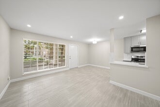 Building Photo - 2201 Fountain View Dr