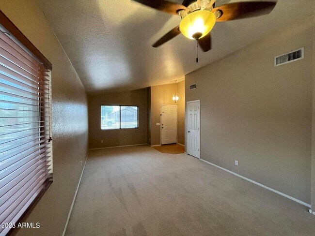 Building Photo - 3 bed 2 bath home in Surprise!