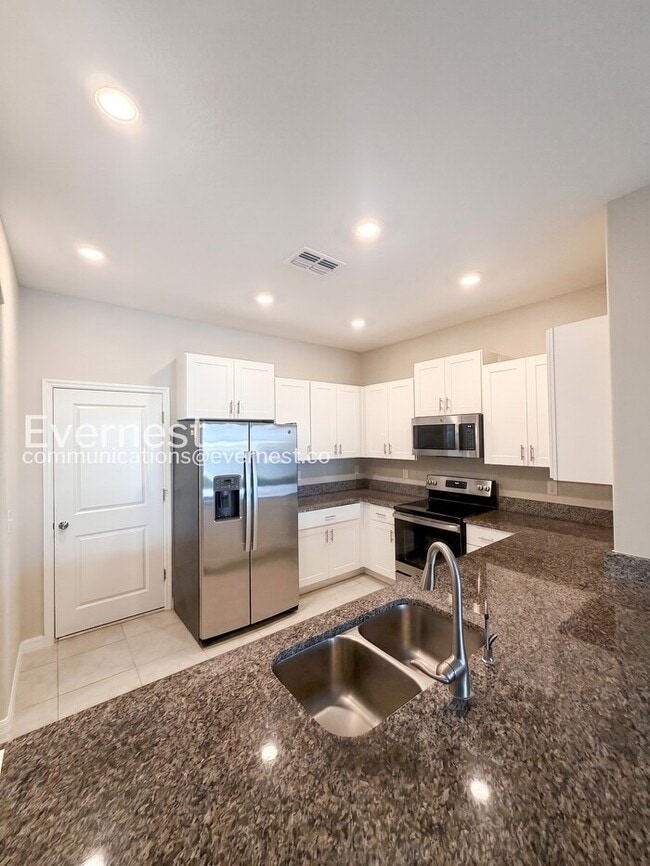 Building Photo - 946 Royal Empress Dr