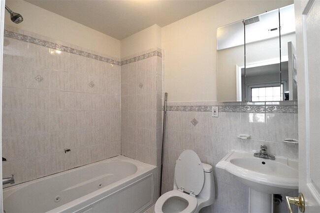 Foto del edificio - 156 Fowler Ave