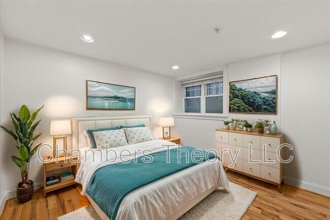 Foto del edificio - 739 Newton Pl NW