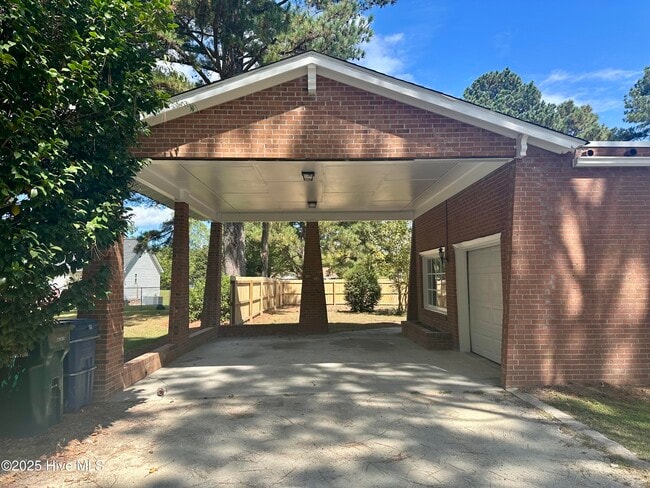 Building Photo - 106 Lake Dr