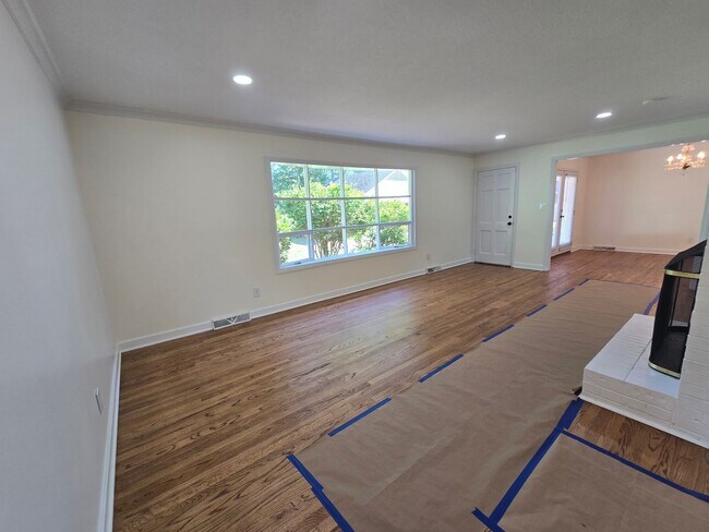 Building Photo - NEW LISTING!!!!!