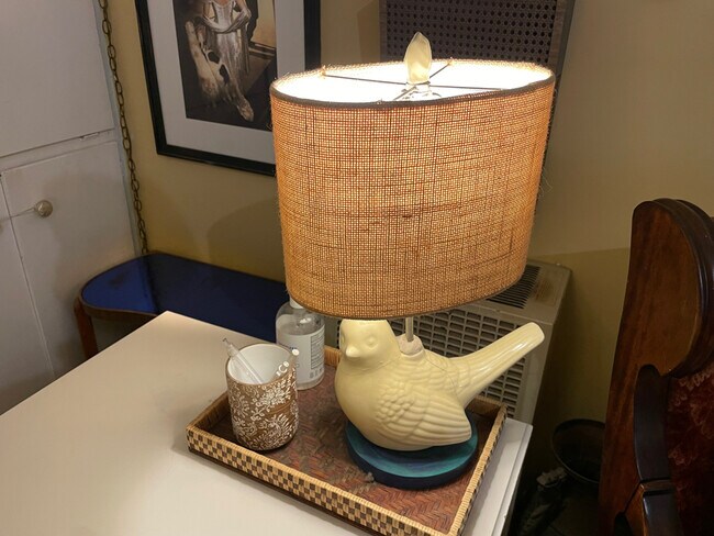 Detalle del área de trabajo, lámpara de escritorio - 607 Buena Loma St
