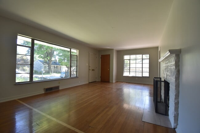 Building Photo - 814 S Eastside Dr