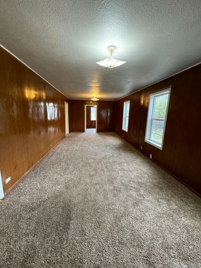Foto del edificio - 3 bed 1 bath house with large yard/garden area