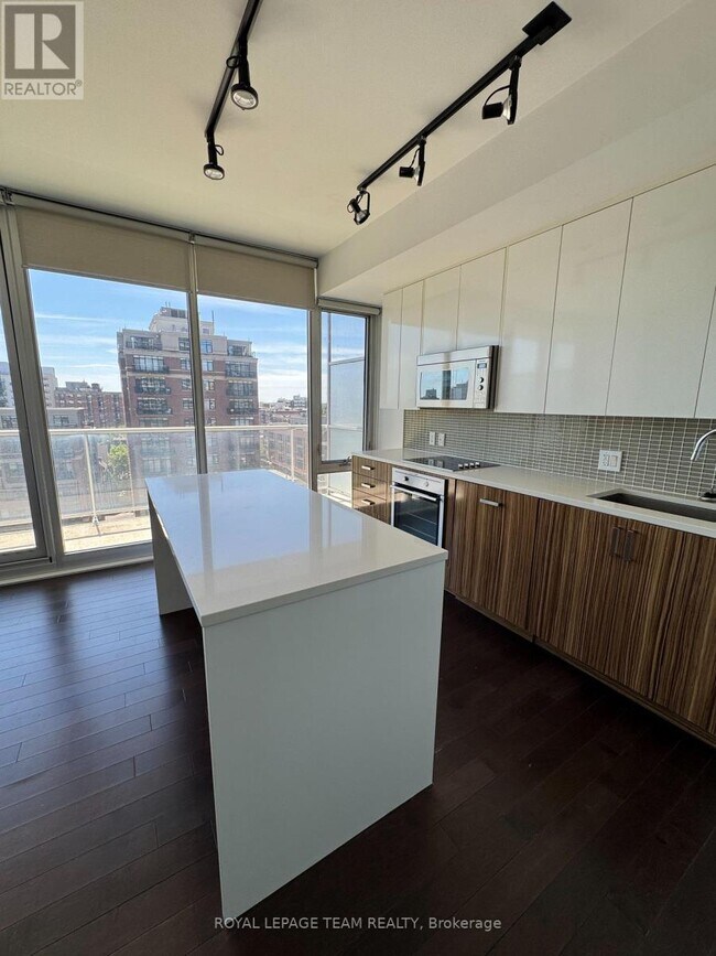 Building Photo - 300 Lisgar St