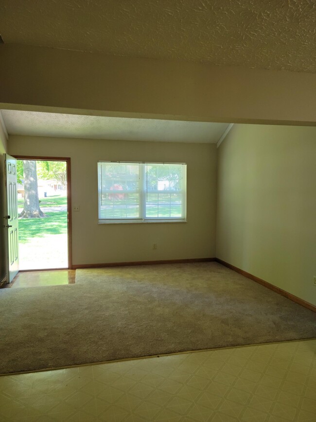 Building Photo - 703 Village Dr