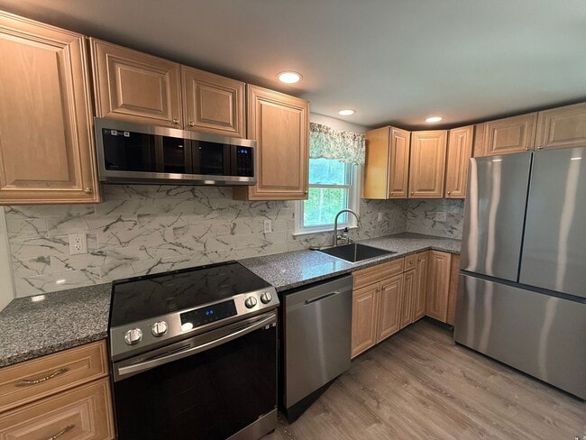 Building Photo - 3 Bedroom House with Many Amenities in Roc...
