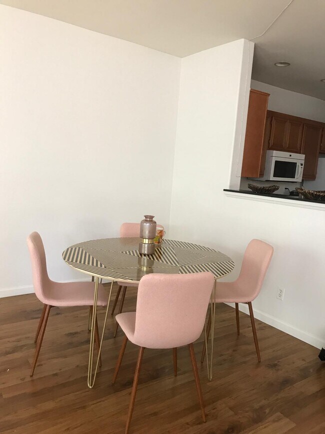 Foto del edificio - 5550 Renaissance Ave