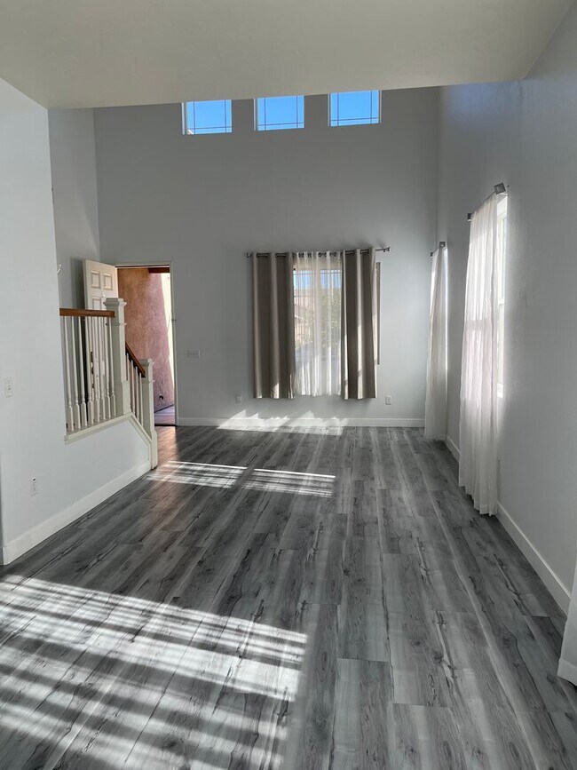 Foto del edificio - 4 bedroom 3bth Oak Hills area! Close to the 15 Freeway!