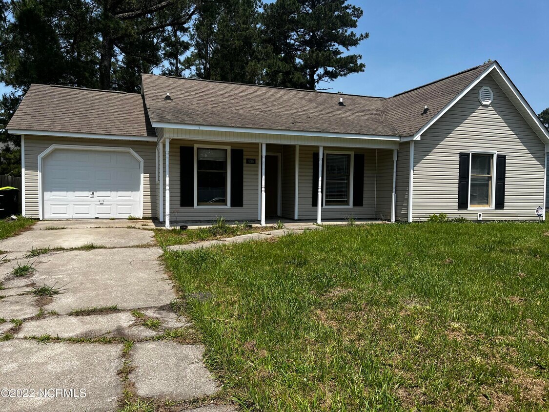 Primary Photo - 496 Hemlock Dr