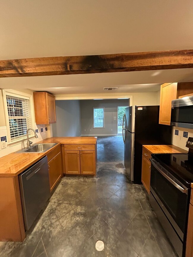 Photo - Beautiful apartment on parklike grounds