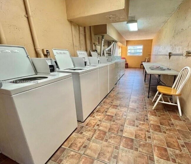 Foto del edificio - 1280 W 54th St