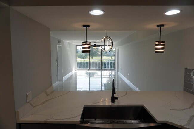 Foto del edificio - 2811 Village Blvd