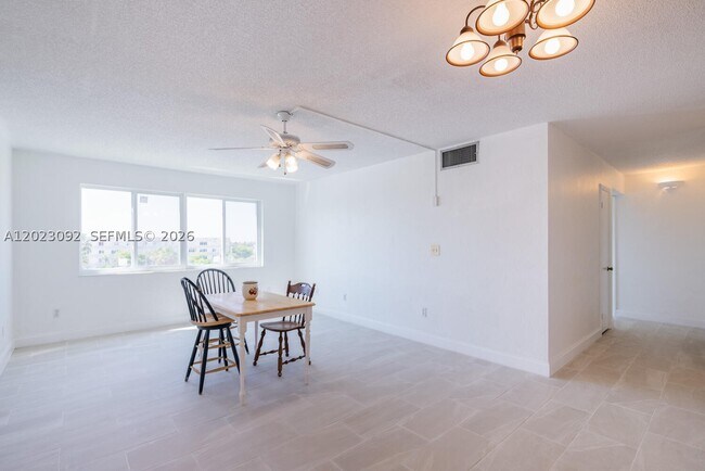Foto del edificio - 14840 Naranja Lakes Blvd