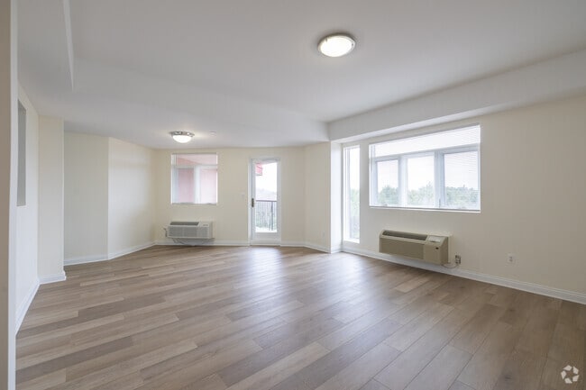 2BR, 2BA - 1,377SF - Living / Dining Room - Sullivan Regency