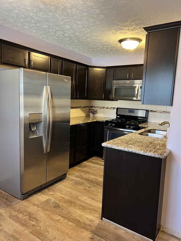 Kitchen - 290 Lincoln St SW
