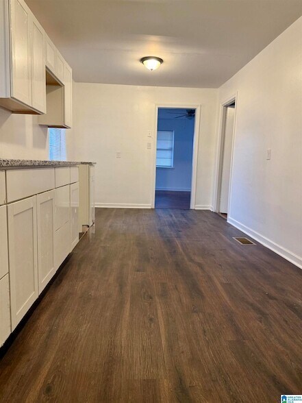 Foto del edificio - 7823 Rugby Ave