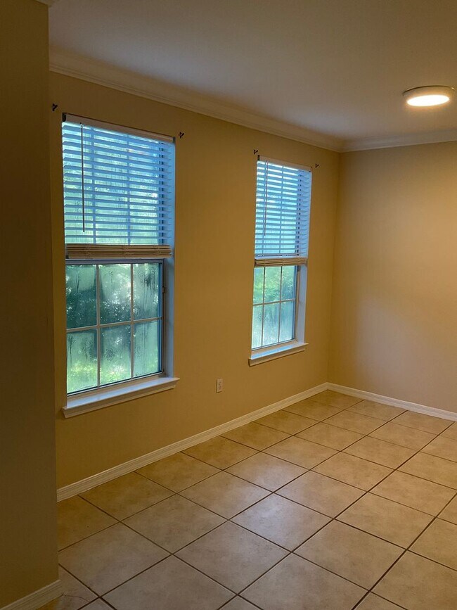 Building Photo - Great Condo in the NW