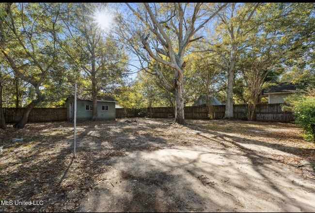 Building Photo - 2410 Tyler Ave