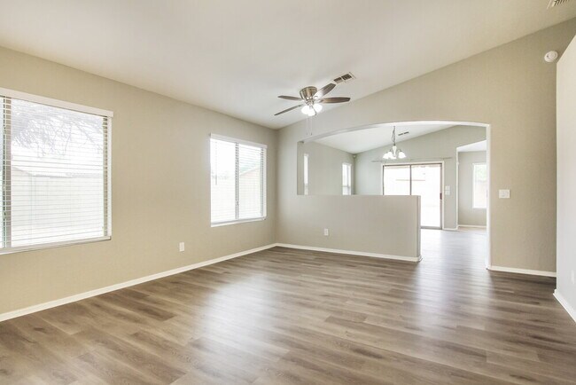Foto del edificio - 9819 West Riverside Avenue