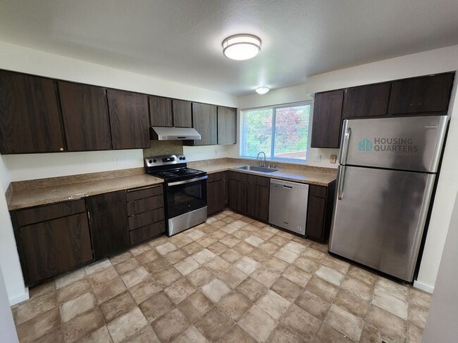 Building Photo - Single family home with large back yard!
