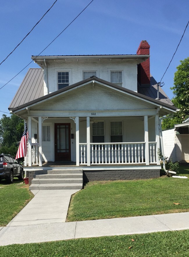 Foto del edificio - 923 E Hillcrest Dr