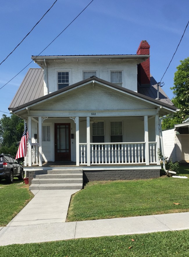 Building Photo - 923 E Hillcrest Dr